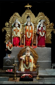 Paperback Brahmachaitanya: Gondavalekar Maharaj Book