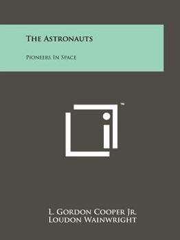 Paperback The Astronauts: Pioneers In Space Book