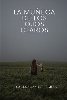 Paperback La muñeca de los ojos claros [Spanish] Book