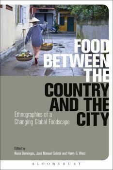 Paperback Food Between the Country and the City: Ethnographies of a Changing Global Foodscape Book