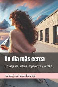 Paperback Un día más cerca: Un viaje de justicia, esperanza y verdad. [Spanish] Book