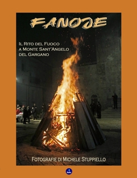 Paperback Fanoje: Il Rito del Fuoco a Monte Sant'Angelo del Gargano [Italian] Book