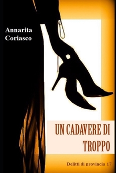 Paperback Un Cadavere Di Troppo: Delitti di provincia n.17 [Italian] Book