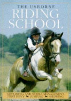 Paperback The Usborne Riding School Book