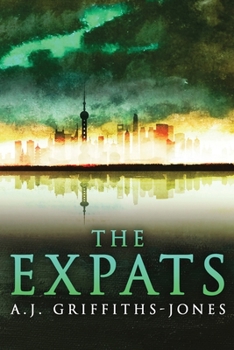 Paperback The Expats [Large Print] Book