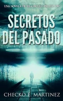 Paperback Secretos del Pasado: (Una Novela de Suspense y Misterio Sobrenatural [Spanish] Book