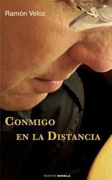 Paperback Conmigo en la distancia [Spanish] Book