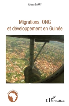 Paperback Migrations, ONG et développement en Guinée [French] Book