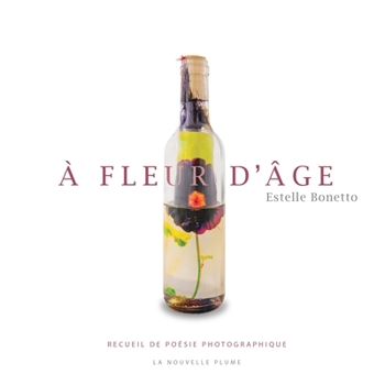Paperback À fleur d'âge: Recueil de poésie photographique [French] Book
