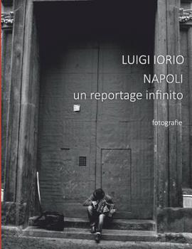 Paperback Napoli: un reportage infinito [Italian] Book