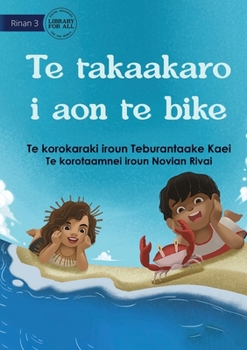Paperback Playing at the Beach - Te takaakaro i aon te bike (Te Kiribati) Book