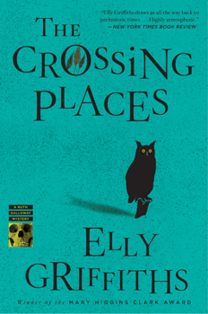 Paperback The Crossing Places: The First Ruth Galloway Mystery: An Edgar Award Winner Book