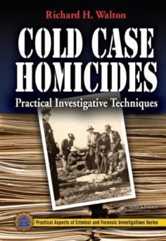 Hardcover Cold Case Homicides: Practical Investigative Techniques Book