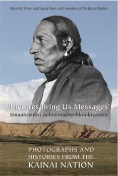 Paperback Pictures Bring Us Messages / Sinaakssiiksi Aohtsimaahpihkookiyaawa: Photographs and Histories from the Kainai Nation Book