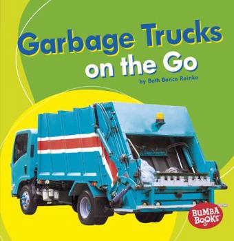 Paperback Garbage Trucks: On the Go [Large Print] Book