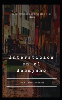 Paperback Intersticios en el desayuno: De lo cotidiano al devenir de las letras [Spanish] Book