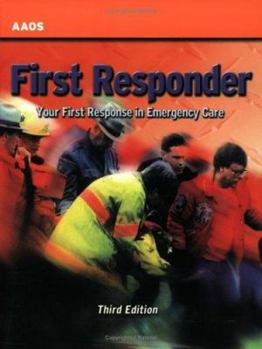 Paperback First Responder: Your First Response in Emergency Care: . Book