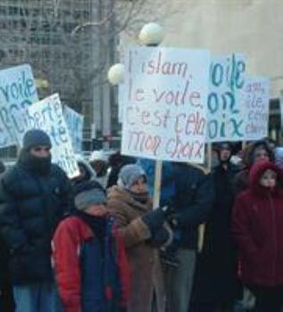 Hardcover Globalization and Identity: Development and Integration in a Changing World Book