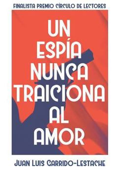 Paperback Un Espía Nunca Traiciona Al Amor [Spanish] Book