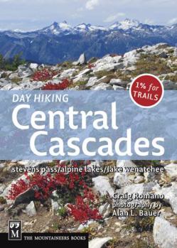 Paperback Day Hiking Central Cascades: Stevens Pass / Alpine Lakes / Lake Wenatchee Book