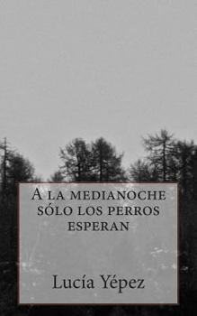 Paperback a la Medianoche Sólo Los Perros Esperan [Spanish] Book