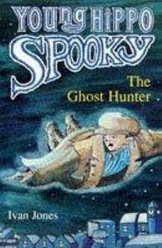 Paperback The Ghost Hunter (Young Hippo Spooky) Book