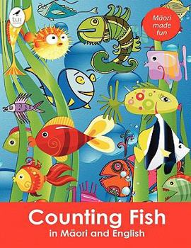 Paperback Counting Fish in Maori and English [Maori] Book