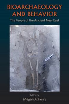 Paperback Bioarchaeology and Behavior: The People of the Ancient Near East Book