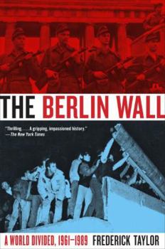 Paperback The Berlin Wall: A World Divided, 1961-1989 Book