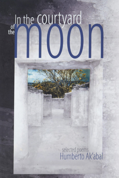 Paperback In the Courtyard of the Moon: Selected Poems [Spanish] Book