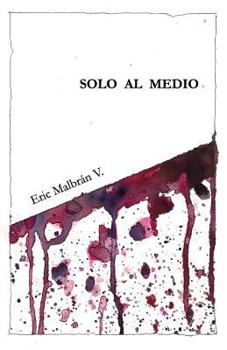 Paperback Solo al medio [Spanish] Book