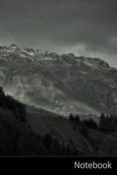 Notebook: Triste, Tormenta, Montañas, Drama Cuaderno / Diario / Libro de escritura / Notas - 6 x 9 pulgadas (15.24 x 22.86 cm), 150 páginas, superficie brillante.
