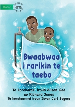 Paperback Papa at the Tap - Bwaabwaa i rarikin te taebo (Te Kiribati) Book