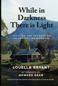 Paperback While In Darkness There Is Light: Idealism and Tragedy on an Australian Commune Book