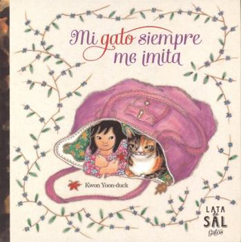 Hardcover Mi Gato Siempre Me Imita [Spanish] Book