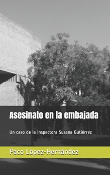 Paperback Asesinato en la embajada [Spanish] Book