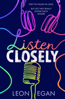 Paperback Listen closely Book