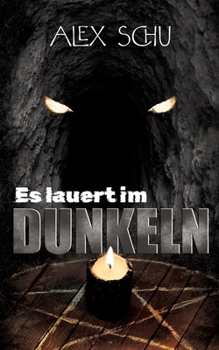 Paperback Es lauert im Dunkeln [German] Book