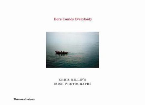 Hardcover Here Comes Everybody: Chris Killip's Irish Photographs Book