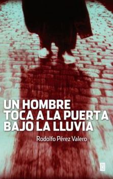 Un hombre toca la puerta, bajo la lluvia