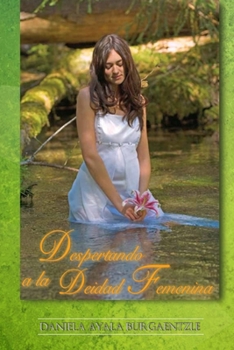 Paperback Despertando a la Deidad Femenina [Spanish] Book