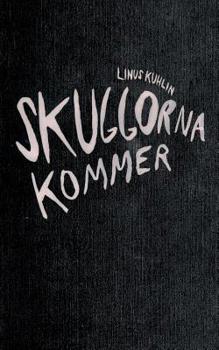 Paperback Skuggorna kommer [Swedish] Book