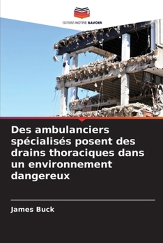 Paperback Des ambulanciers spécialisés posent des drains thoraciques dans un environnement dangereux [French] Book