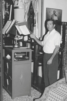 Paperback Light of the World: Seeing Beyond this World Book