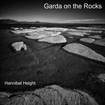 Paperback Garda on the Rocks Book