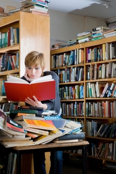 Paperback Vigilados, criminalizados y demonizados por la intolerancia ideológico-política: la persecución al magisterio en Puerto Rico. [Spanish] Book