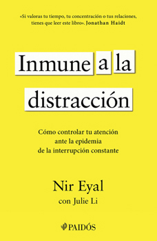 Paperback Inmune a la Distracción: Cómo Controlar Tu Atención Ante La Epidemia de la Interrupción Constante / Indistractable [Spanish] Book