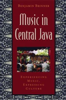 Paperback Music in Central Java: Experiencing Music, Expressing Culture [With CD] Book