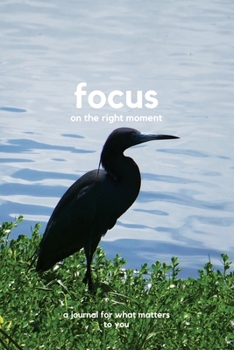 Paperback Focus on the right moment: a journal for what matters to you Book