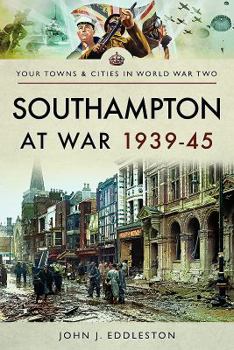 Paperback Southampton at War 1939-45 Book